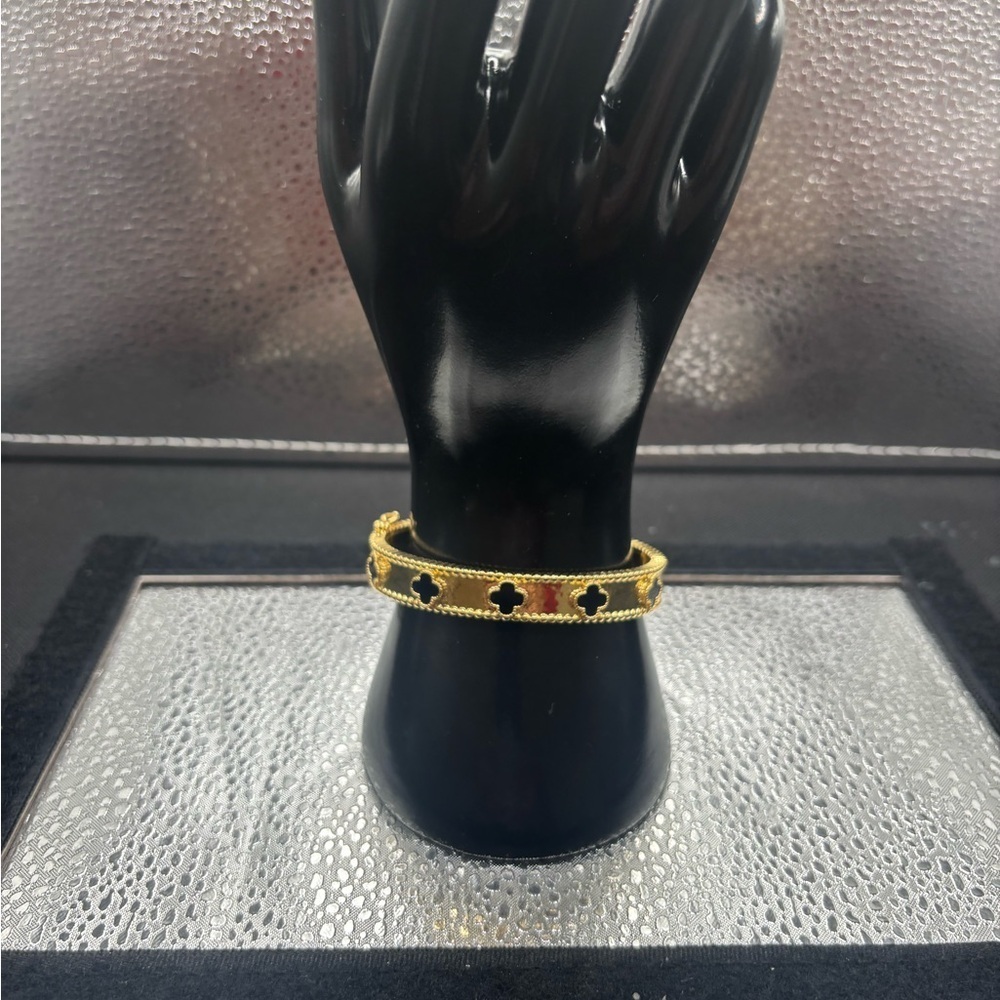Elegant Gold Clover Bracelet